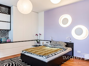 Wilanowski Apartament - Duży biały czarny niebieski pokój dziecka dla nastolatka dla dziewczynki, styl nowoczesny - zdjęcie od TiM Grey Projektowanie Wnętrz