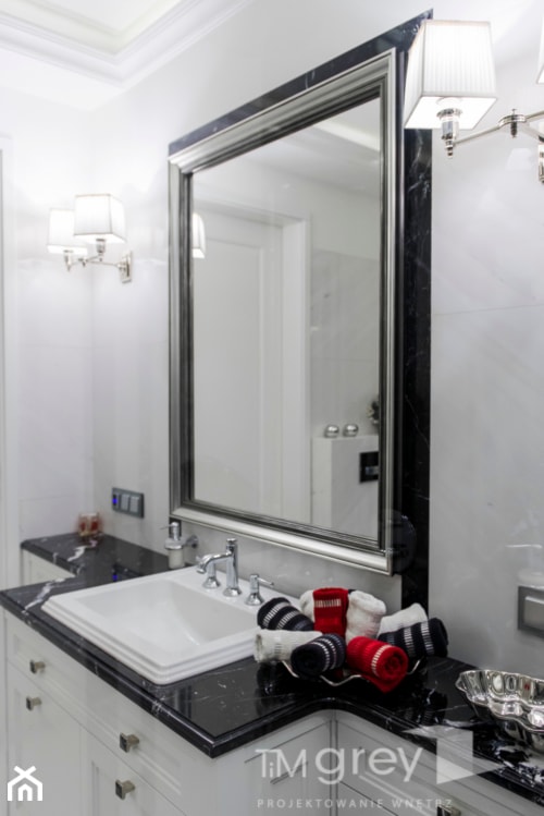 300m2 Klasycznej Elegancji - Mała na poddaszu bez okna z lustrem łazienka, styl tradycyjny - zdjęcie od TiM Grey Projektowanie Wnętrz