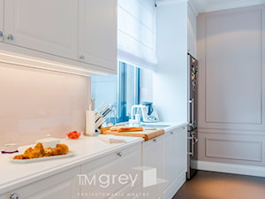 Nowojorski Apartament - Średnia z salonem biała z zabudowaną lodówką z podblatowym zlewozmywakiem kuchnia w kształcie litery u z kompozytem na ścianie nad blatem kuchennym, styl glamour - zdjęcie od TiM Grey Projektowanie Wnętrz