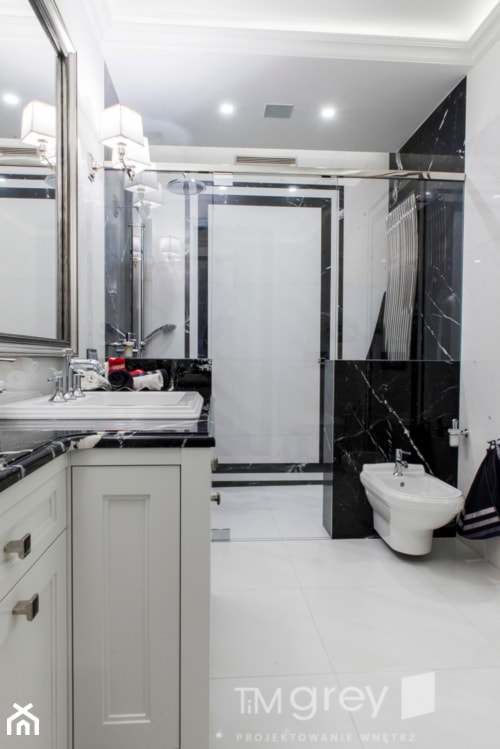 300m2 Klasycznej Elegancji - Średnia bez okna z lustrem z punktowym oświetleniem łazienka, styl tradycyjny - zdjęcie od TiM Grey Projektowanie Wnętrz