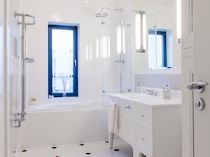 Nowojorski Apartament - Mała na poddaszu z lustrem łazienka z oknem, styl glamour - zdjęcie od TiM Grey Projektowanie Wnętrz