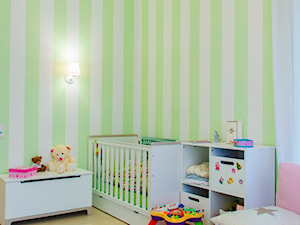 Nowojorski Apartament - Średni biały zielony pokój dziecka dla dziecka dla dziewczynki - zdjęcie od TiM Grey Projektowanie Wnętrz