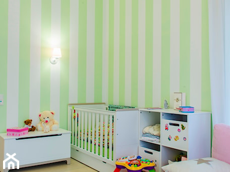 Aranżacje wnętrz - Pokój dziecka: Nowojorski Apartament - Średni biały zielony pokój dziecka dla dziecka dla dziewczynki - TiM Grey Projektowanie Wnętrz. Przeglądaj, dodawaj i zapisuj najlepsze zdjęcia, pomysły i inspiracje designerskie. W bazie mamy już prawie milion fotografii!