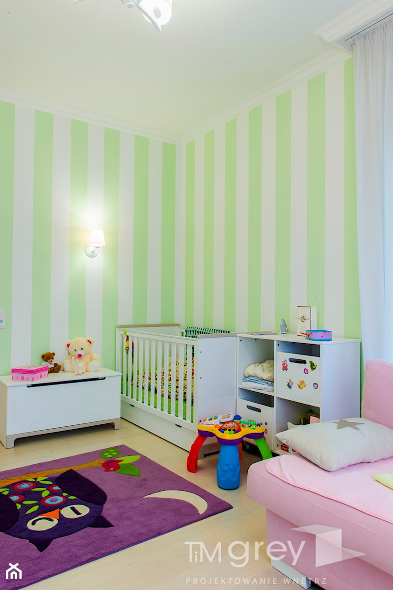 Nowojorski Apartament - Średni biały zielony pokój dziecka dla dziecka dla dziewczynki - zdjęcie od TiM Grey Projektowanie Wnętrz