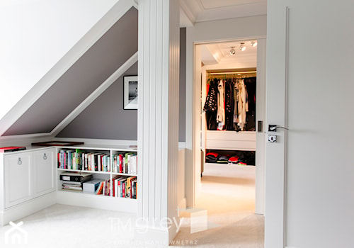 147m2 francuskiej ELEGANCJI - Średnia szara sypialnia na poddaszu z garderobą, styl glamour - zdjęcie od TiM Grey Projektowanie Wnętrz