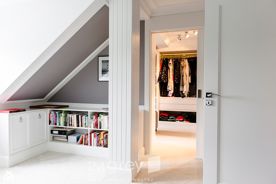 147m2 francuskiej ELEGANCJI - Średnia szara sypialnia na poddaszu z garderobą, styl glamour - zdjęcie od TiM Grey Projektowanie Wnętrz