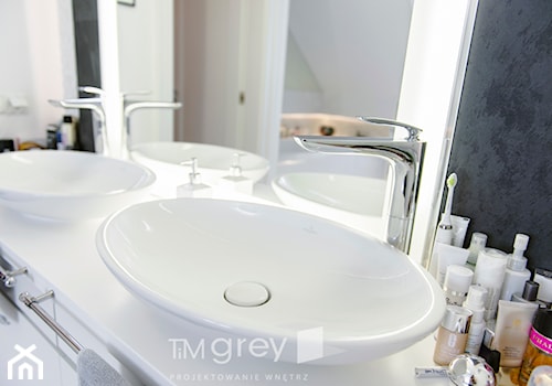 147m2 francuskiej ELEGANCJI - Mała na poddaszu bez okna z dwoma umywalkami łazienka, styl glamour - zdjęcie od TiM Grey Projektowanie Wnętrz