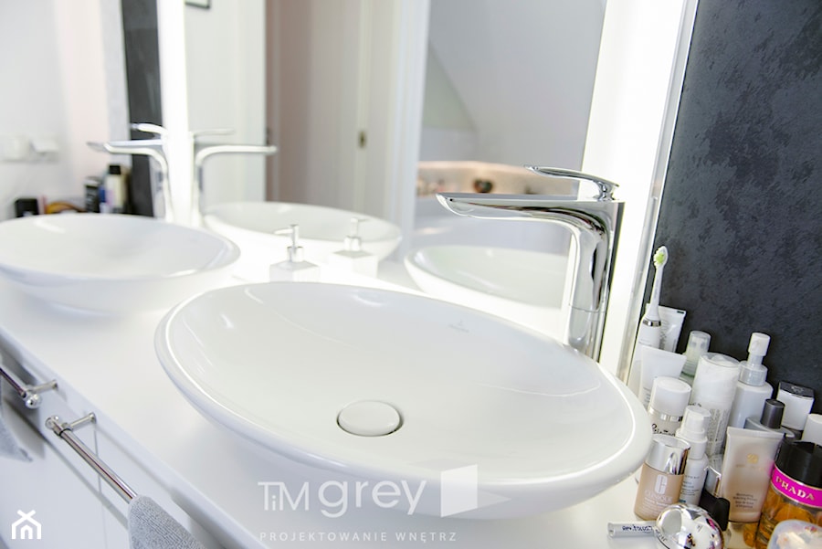147m2 francuskiej ELEGANCJI - Mała na poddaszu bez okna z dwoma umywalkami łazienka, styl glamour - zdjęcie od TiM Grey Projektowanie Wnętrz