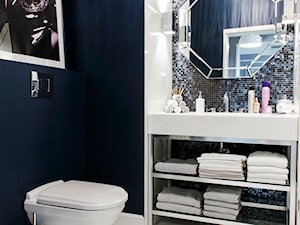 147m2 francuskiej ELEGANCJI - Mała na poddaszu bez okna z lustrem łazienka, styl glamour - zdjęcie od TiM Grey Projektowanie Wnętrz