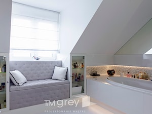147m2 francuskiej ELEGANCJI - Średnia duża na poddaszu jako pokój kąpielowy łazienka z oknem, styl glamour - zdjęcie od TiM Grey Projektowanie Wnętrz