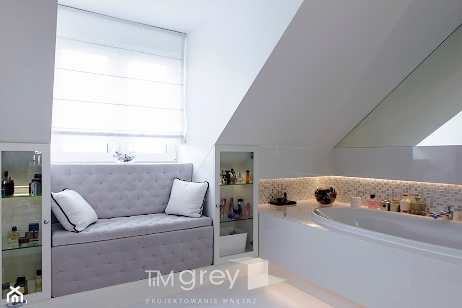 147m2 francuskiej ELEGANCJI - Średnia duża na poddaszu jako pokój kąpielowy łazienka z oknem, styl glamour - zdjęcie od TiM Grey Projektowanie Wnętrz