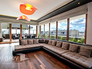 Apartament w warszawskim Wilanowie - Duży biały salon z tarasem / balkonem, styl nowoczesny - zdjęcie od TiM Grey Projektowanie Wnętrz