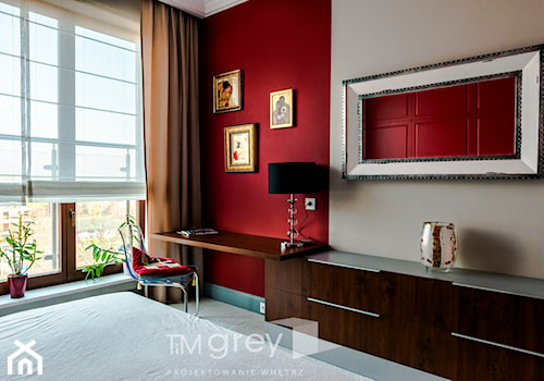 Eklektyczny Apartament w Warszawie - Średnia czerwona szara z biurkiem sypialnia, styl nowoczesny - zdjęcie od TiM Grey Projektowanie Wnętrz