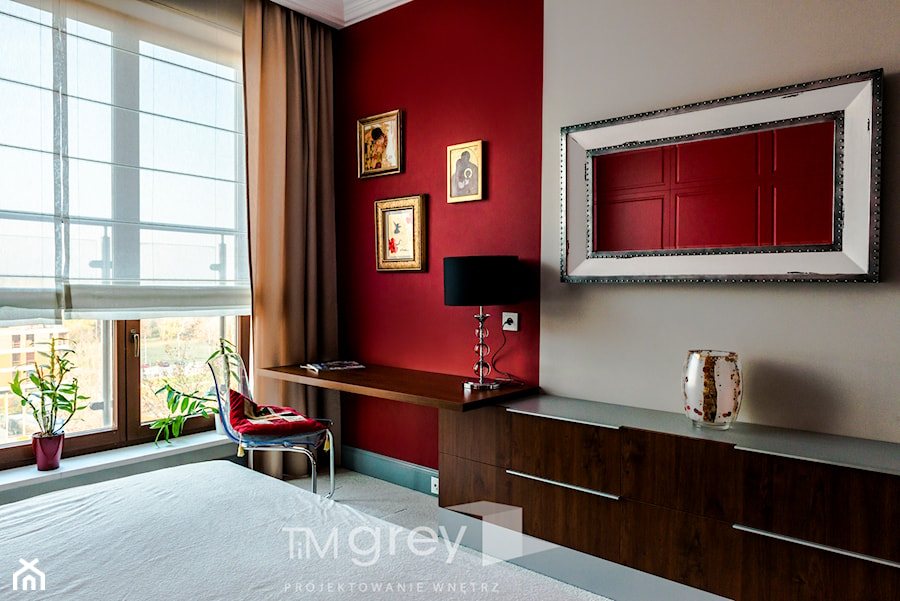 Eklektyczny Apartament w Warszawie - Średnia czerwona szara z biurkiem sypialnia, styl nowoczesny - zdjęcie od TiM Grey Projektowanie Wnętrz