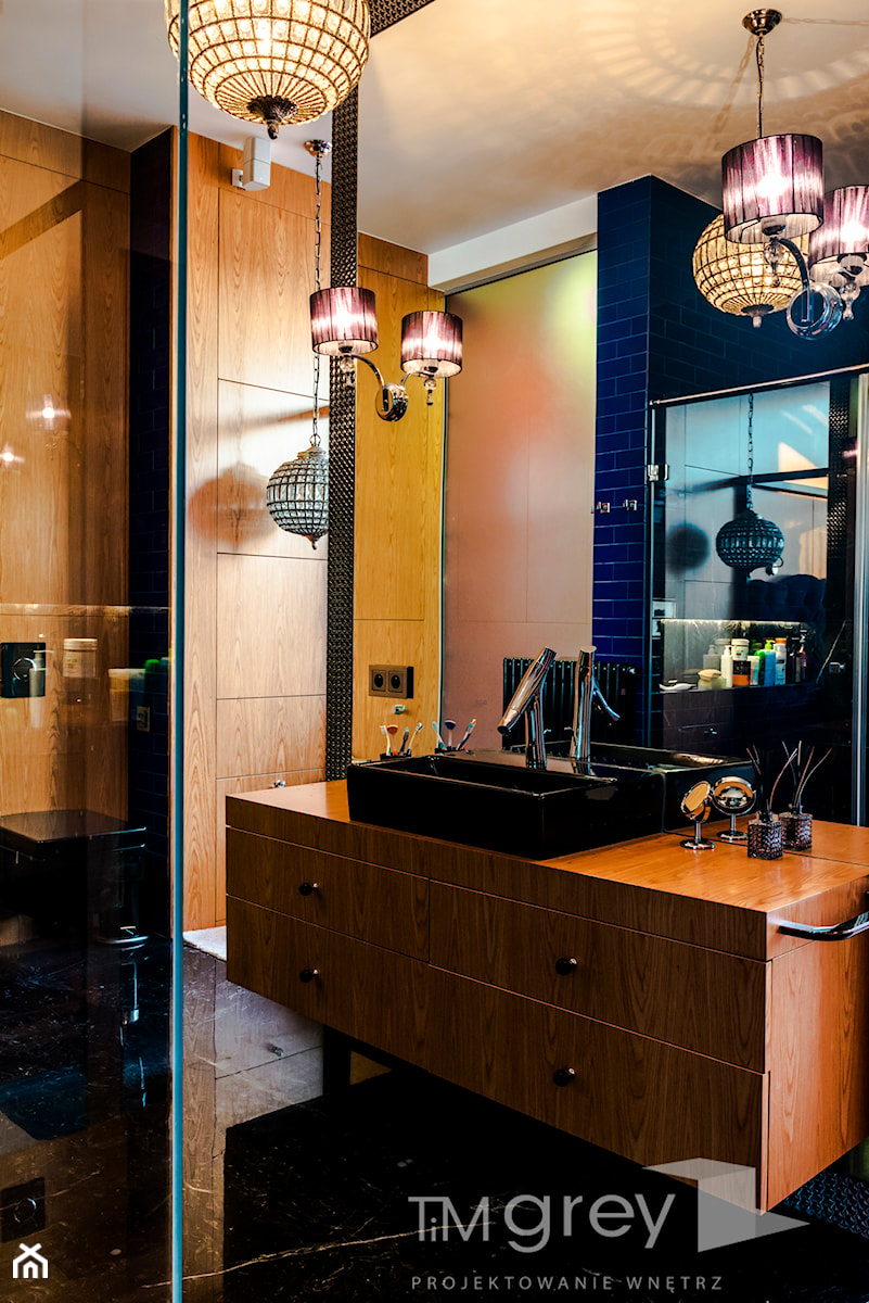 Eklektyczny Apartament w Warszawie - Mała na poddaszu bez okna z lustrem łazienka, styl nowoczesny - zdjęcie od TiM Grey Projektowanie Wnętrz