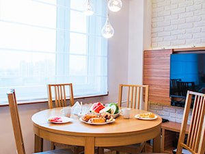 Mieszkanie na warszawskiej Woli - Mała beżowa biała jadalnia jako osobne pomieszczenie, styl nowoczesny - zdjęcie od TiM Grey Projektowanie Wnętrz
