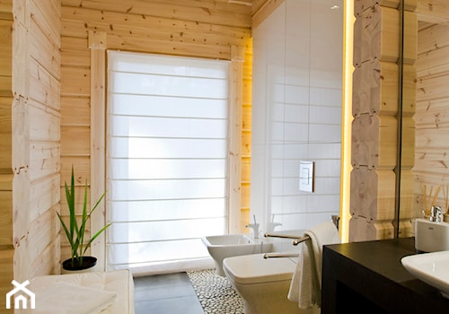 Nowoczesny Dom z finskiego bala - Średnia z lustrem z marmurową podłogą z punktowym oświetleniem łazienka z oknem, styl skandynawski - zdjęcie od TiM Grey Projektowanie Wnętrz