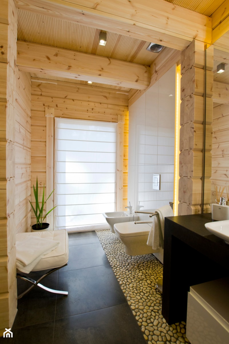 Nowoczesny Dom z finskiego bala - Średnia z lustrem z marmurową podłogą z punktowym oświetleniem łazienka z oknem, styl skandynawski - zdjęcie od TiM Grey Projektowanie Wnętrz