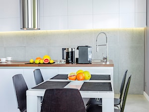 Minimalistycznie - Warszawa Ursynów - Mała biała jadalnia w kuchni, styl minimalistyczny - zdjęcie od TiM Grey Projektowanie Wnętrz