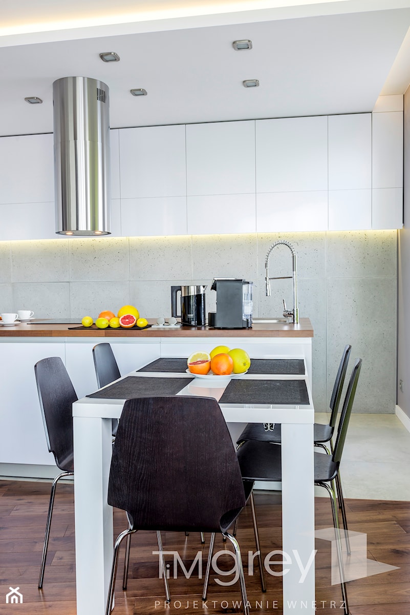 Minimalistycznie - Warszawa Ursynów - Mała biała jadalnia w kuchni, styl minimalistyczny - zdjęcie od TiM Grey Projektowanie Wnętrz