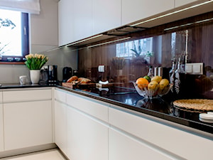 Hoża - Warszawa - Średnia brązowa szara z zabudowaną lodówką kuchnia w kształcie litery l, styl nowoczesny - zdjęcie od TiM Grey Projektowanie Wnętrz