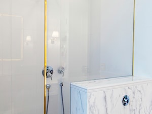 Nowojorski Apartament - Średnia bez okna z lustrem z punktowym oświetleniem łazienka, styl glamour - zdjęcie od TiM Grey Projektowanie Wnętrz