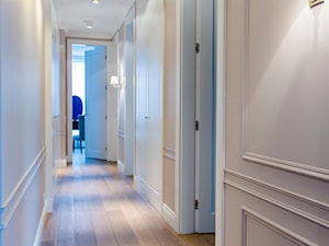 Nowojorski Apartament - Średni beżowy hol / przedpokój, styl glamour - zdjęcie od TiM Grey Projektowanie Wnętrz
