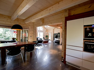 Nowoczesny Dom z finskiego bala - Średnia otwarta z zabudowaną lodówką kuchnia jednorzędowa z oknem, styl skandynawski - zdjęcie od TiM Grey Projektowanie Wnętrz