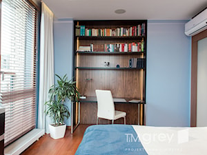 Wilanowski Apartament - Średnia niebieska z biurkiem sypialnia z balkonem / tarasem, styl nowoczesny - zdjęcie od TiM Grey Projektowanie Wnętrz