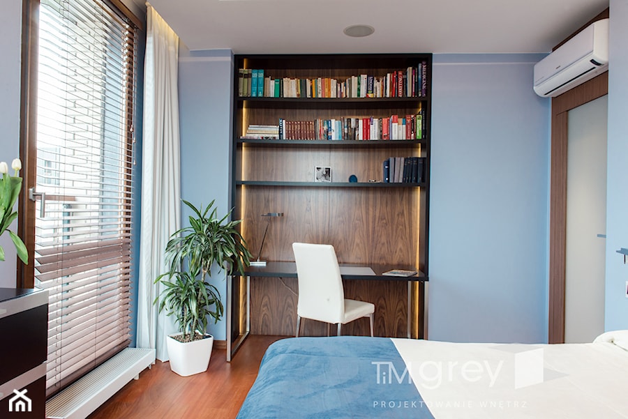 Wilanowski Apartament - Średnia niebieska z biurkiem sypialnia z balkonem / tarasem, styl nowoczesny - zdjęcie od TiM Grey Projektowanie Wnętrz