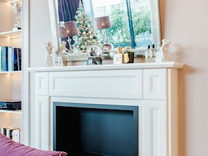 Nowojorski Apartament - Średni biały różowy salon z bibiloteczką, styl glamour - zdjęcie od TiM Grey Projektowanie Wnętrz