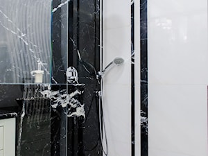 300m2 Klasycznej Elegancji - Mała bez okna z punktowym oświetleniem łazienka, styl tradycyjny - zdjęcie od TiM Grey Projektowanie Wnętrz