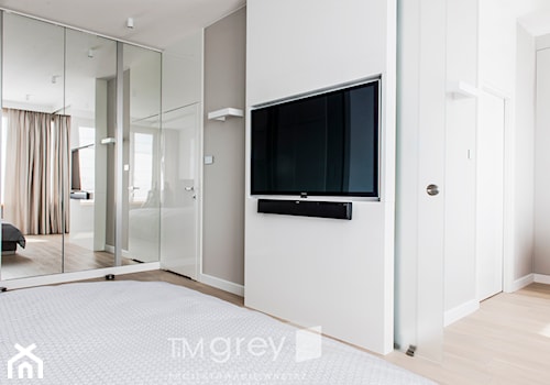 Nowoczesny Wilanów 137m2 - Średnia beżowa biała sypialnia, styl nowoczesny - zdjęcie od TiM Grey Projektowanie Wnętrz