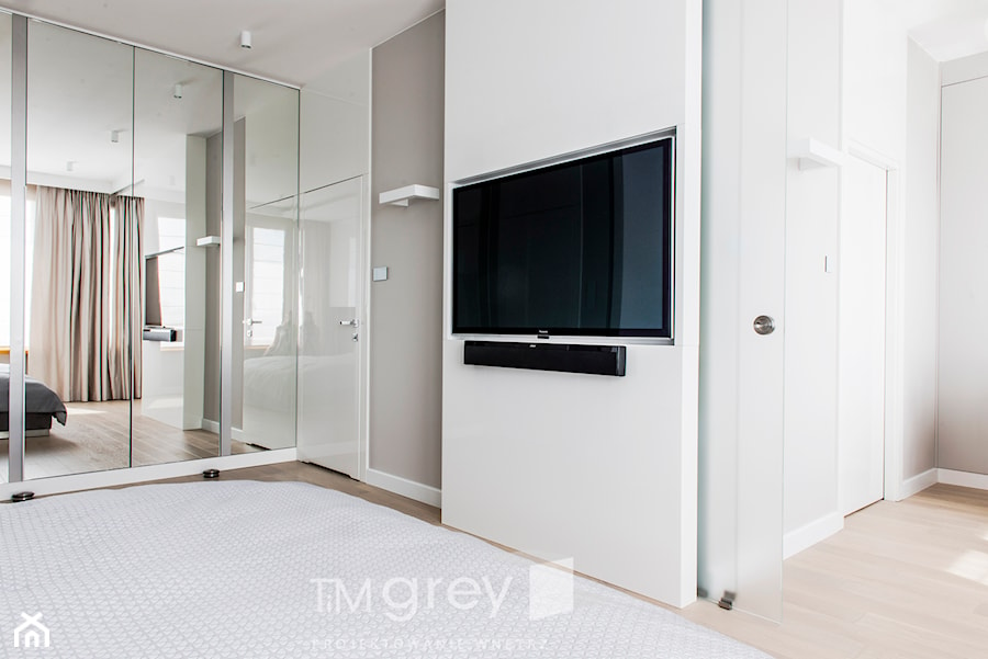 Nowoczesny Wilanów 137m2 - Średnia beżowa biała sypialnia, styl nowoczesny - zdjęcie od TiM Grey Projektowanie Wnętrz