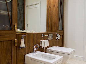 300m2 Klasycznej Elegancji - Mała bez okna z lustrem z punktowym oświetleniem łazienka, styl tradycyjny - zdjęcie od TiM Grey Projektowanie Wnętrz
