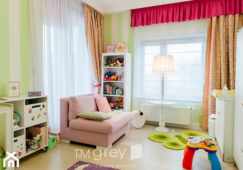 Nowojorski Apartament - Średni biały zielony pokój dziecka dla niemowlaka dla dziecka dla chłopca dla dziewczynki - zdjęcie od TiM Grey Projektowanie Wnętrz