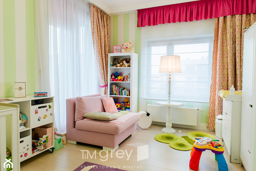 Nowojorski Apartament - Średni biały zielony pokój dziecka dla niemowlaka dla dziecka dla chłopca dla dziewczynki - zdjęcie od TiM Grey Projektowanie Wnętrz