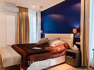 Nowojorski Apartament - Średnia biała niebieska sypialnia, styl glamour - zdjęcie od TiM Grey Projektowanie Wnętrz