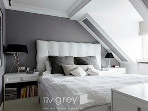 147m2 francuskiej ELEGANCJI - Mała szara sypialnia na poddaszu, styl glamour - zdjęcie od TiM Grey Projektowanie Wnętrz