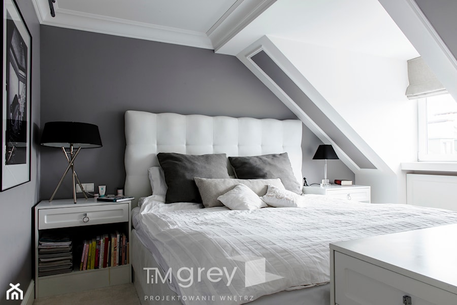 147m2 francuskiej ELEGANCJI - Mała szara sypialnia na poddaszu, styl glamour - zdjęcie od TiM Grey Projektowanie Wnętrz