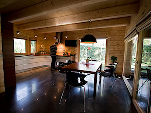 Nowoczesny Dom z finskiego bala - Średnia jadalnia w kuchni, styl skandynawski - zdjęcie od TiM Grey Projektowanie Wnętrz