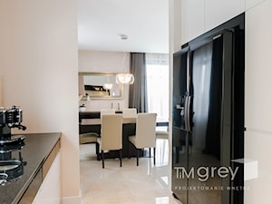 Dom w klasycznym stylu. - Mała średnia otwarta z lodówką wolnostojącą kuchnia, styl nowoczesny - zdjęcie od TiM Grey Projektowanie Wnętrz