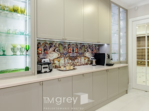 Klasyczne 230m2 - Beżowa z lodówką wolnostojącą kuchnia jednorzędowa, styl tradycyjny - zdjęcie od TiM Grey Projektowanie Wnętrz
