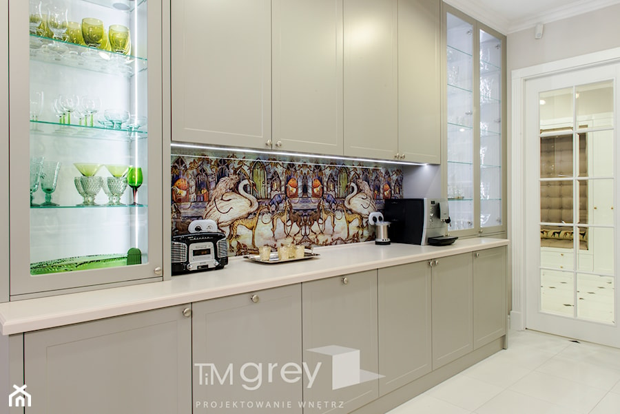 Klasyczne 230m2 - Beżowa z lodówką wolnostojącą kuchnia jednorzędowa, styl tradycyjny - zdjęcie od TiM Grey Projektowanie Wnętrz