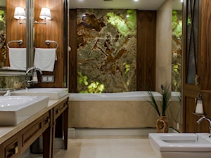 300m2 Klasycznej Elegancji - Średnia na poddaszu z lustrem z dwoma umywalkami łazienka z oknem, styl tradycyjny - zdjęcie od TiM Grey Projektowanie Wnętrz