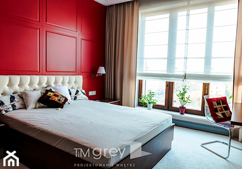 Eklektyczny Apartament w Warszawie - Duża z biurkiem z panelami tapicerowanymi sypialnia, styl nowoczesny - zdjęcie od TiM Grey Projektowanie Wnętrz