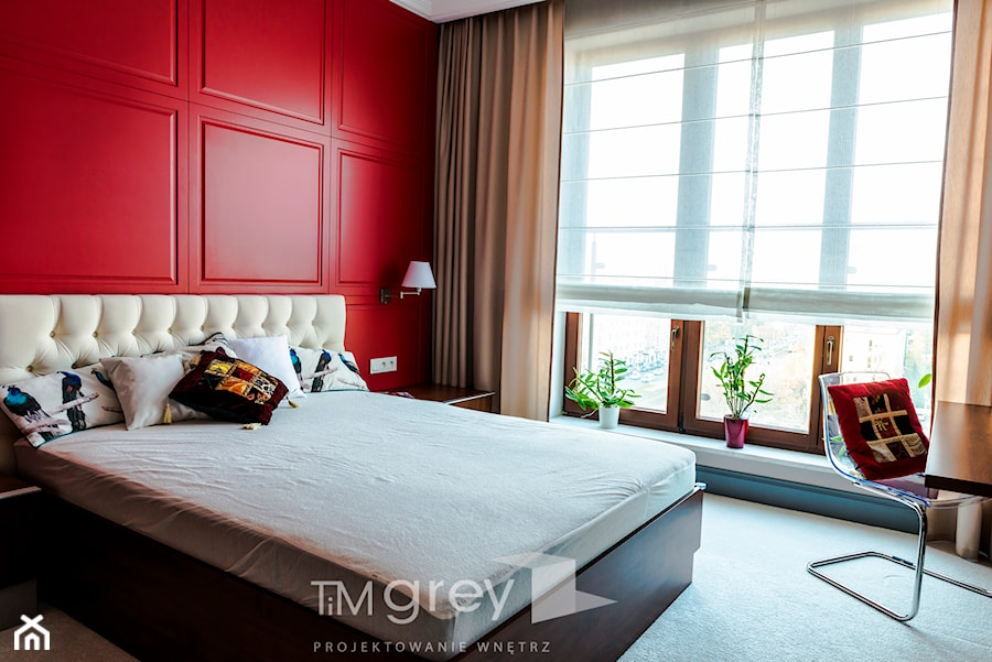 Eklektyczny Apartament w Warszawie - Duża z biurkiem z panelami tapicerowanymi sypialnia, styl nowoczesny - zdjęcie od TiM Grey Projektowanie Wnętrz