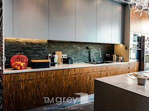Eklektyczny Apartament w Warszawie - Duża otwarta z zabudowaną lodówką z lodówką wolnostojącą z nablatowym zlewozmywakiem kuchnia jednorzędowa z wyspą lub półwyspem z oknem z marmurem nad blatem kuchennym, styl nowoczesny - zdjęcie od TiM Grey Projektowanie Wnętrz