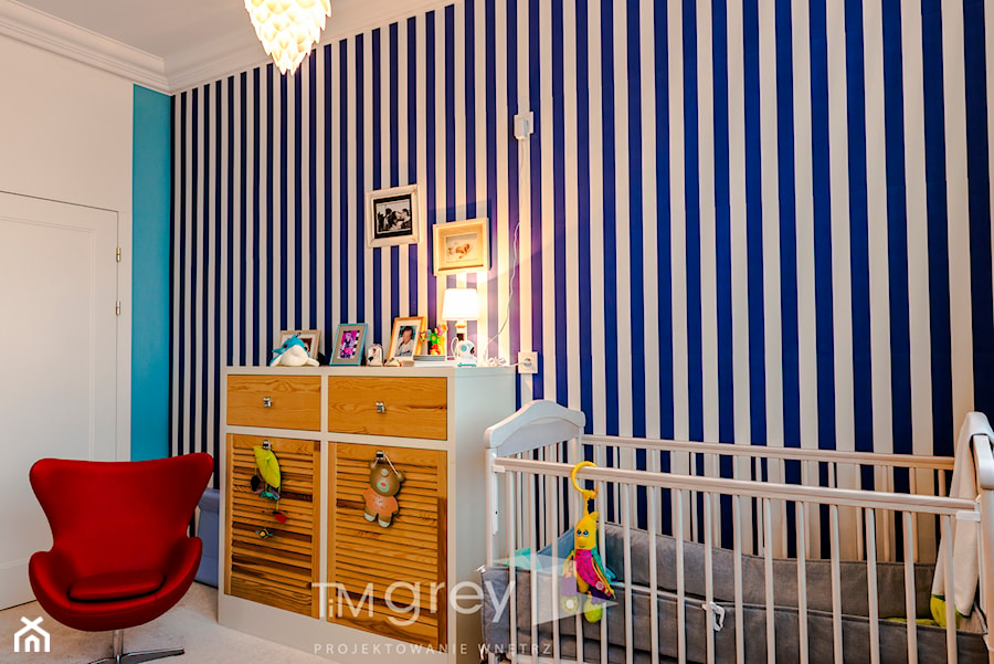 Eklektyczny Apartament w Warszawie - Średni biały niebieski pokój dziecka dla niemowlaka dla chłopca, styl nowoczesny - zdjęcie od TiM Grey Projektowanie Wnętrz