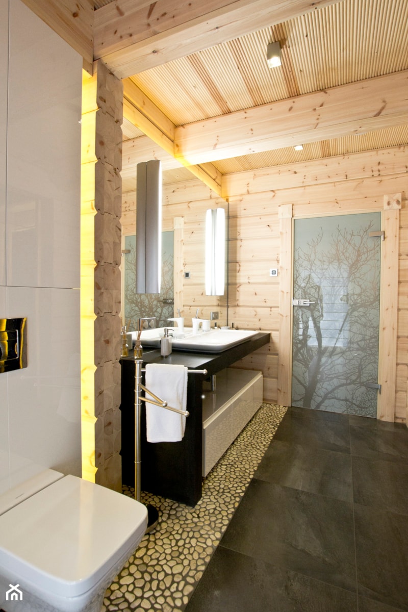 Nowoczesny Dom z finskiego bala - Duża z lustrem z punktowym oświetleniem łazienka, styl skandynawski - zdjęcie od TiM Grey Projektowanie Wnętrz